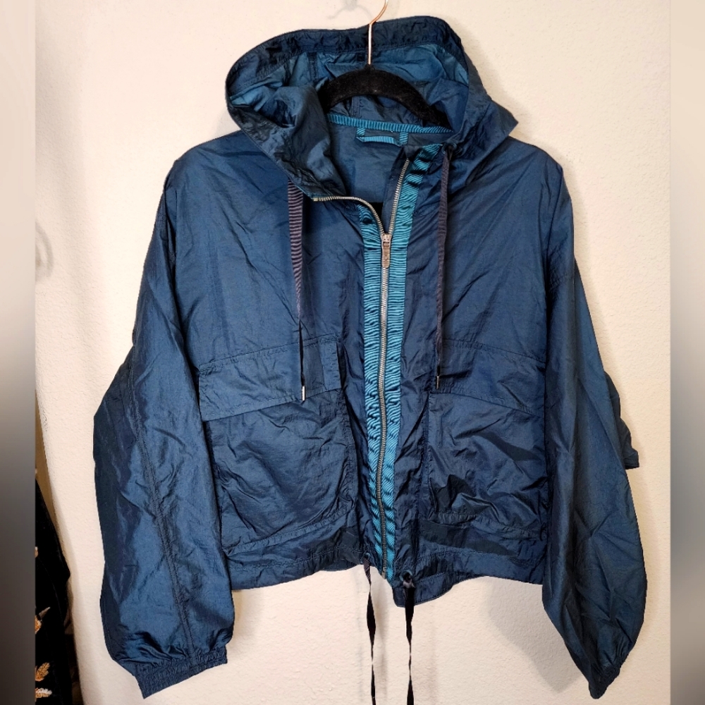Lululemon hype it up jaket is submarine size medium RARE